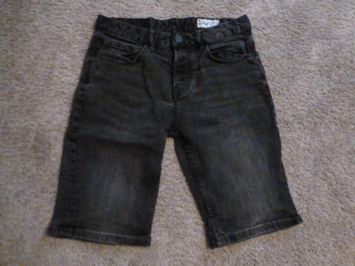 1 effen zwarte korte spijkerbroek met zakken maat 30 / 38, Kleding | Heren, Spijkerbroeken en Jeans, Zo goed als nieuw, W32 (confectie 46) of kleiner