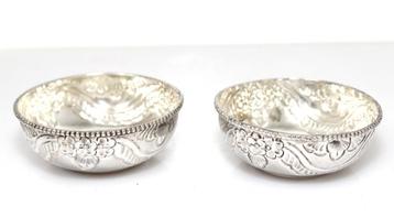 2 Prachtige Antieke Sterling Zilver Repousse Schaaltjes beschikbaar voor biedingen