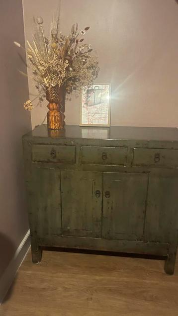 Groene Chinese kast beschikbaar voor biedingen