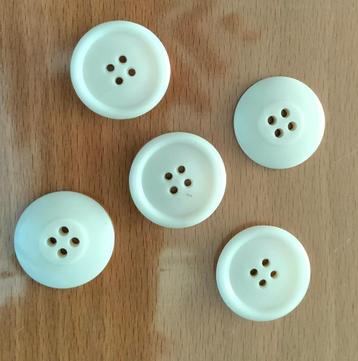 Vijf grote witte knopen beschikbaar voor biedingen