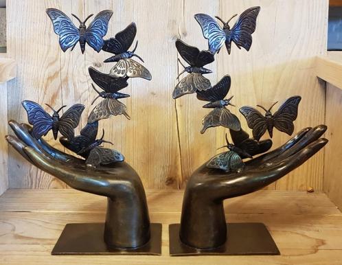 HAND MET 5 VLINDERS /BRONZEN BEELD / 2 modellen/, Antiek en Kunst, Kunst | Beelden en Houtsnijwerken, Ophalen of Verzenden