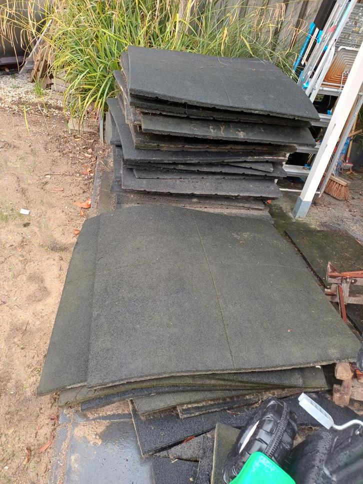 Rubberen Tegels 100x100cm - 35 stuks + rest, Tuin en Terras, Palen, Balken en Planken, Gebruikt, Overige typen, Minder dan 180 cm