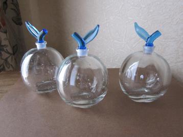 Drie dikwandige appelvormige glas flacons - hoogte met stopj beschikbaar voor biedingen