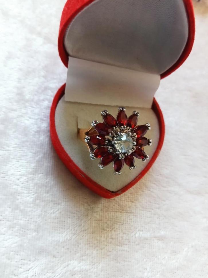 Mooi Goud Doublé Ring met Swarovski kristallen - bloem rood, Sieraden, Tassen en Uiterlijk, Antieke sieraden, Ring, Overige materialen