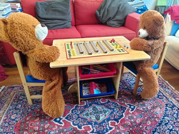 Kidkraft kindertafel en twee stoeltjes, in zeer goede staat, Kinderen en Baby's, Kinderkamer | Tafels en Stoelen, Zo goed als nieuw