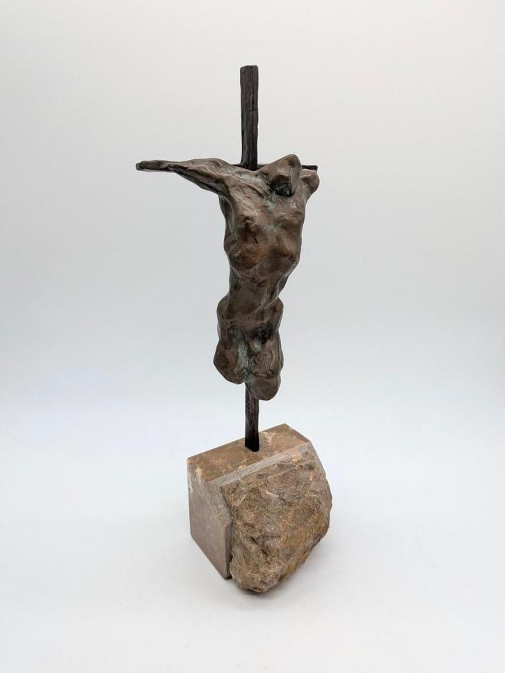Kees Verkade - Brons crucifix op sokkel (1998) 2/8, Antiek en Kunst, Kunst | Beelden en Houtsnijwerken, Ophalen of Verzenden
