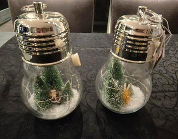 2 lampen met kersttafereel erin, nieuw met kaartje beschikbaar voor biedingen
