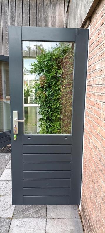 Hardhouten Buitendeur met Veiligheidsglas beschikbaar voor biedingen