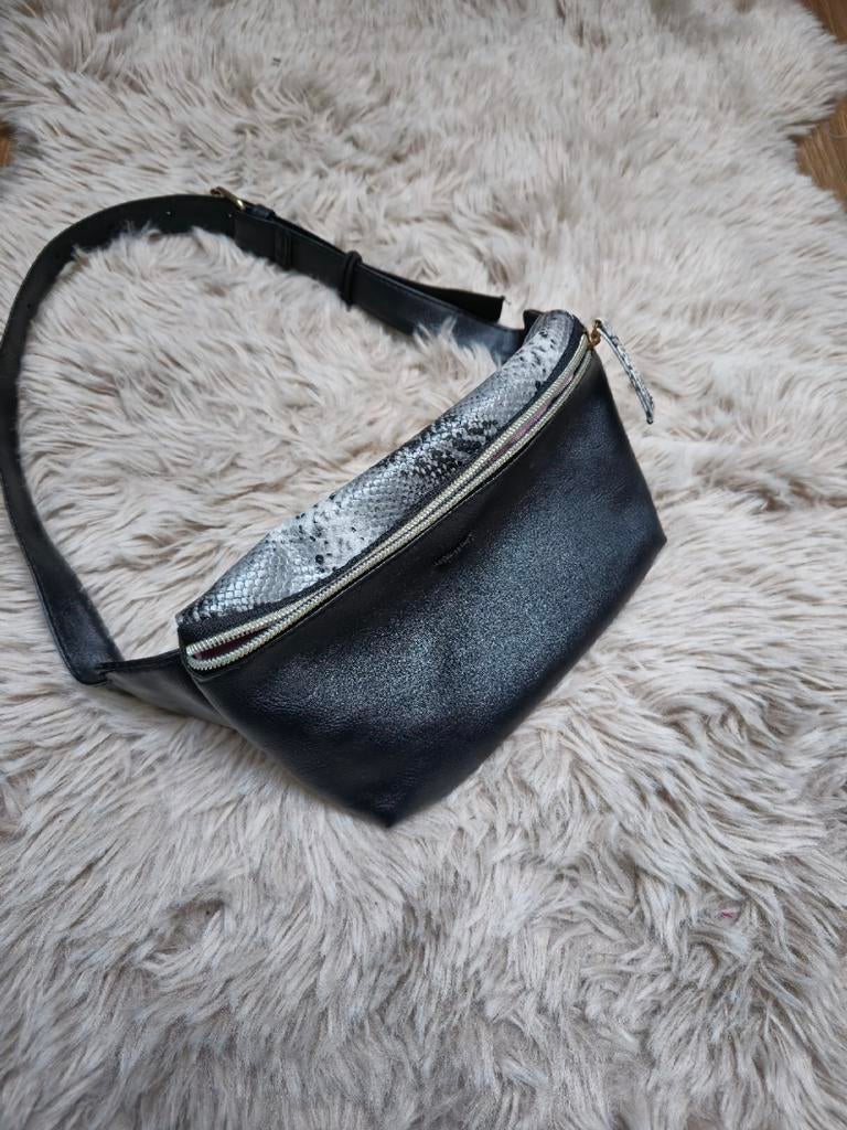 Zwarte fanny pack met slangenprint - buiktasje - festival, Ophalen of Verzenden, Nieuw, Zwart, Schoudertasje
