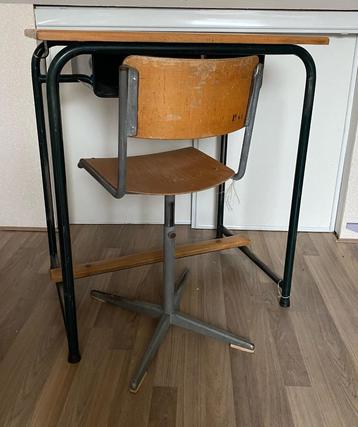 Vintage bureau met stoel