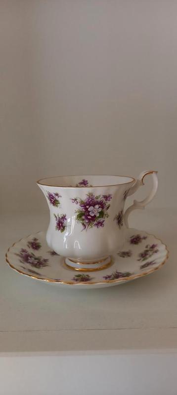 Royal Albert Sweet Violets Kop en Schotel beschikbaar voor biedingen