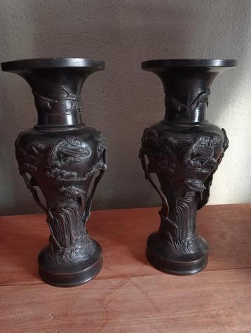 Set antieke bronzen Japanse vazen reliëf 30 cm beschikbaar voor biedingen