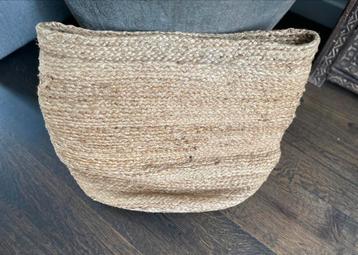 Urban nature culture rotan mand, rieten mand beschikbaar voor biedingen