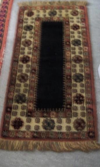 SMYRNA KLEEDJE /LOPERTJE , MOOIE KLEUREN EN DESSIN ,VINTAGE, Huis en Inrichting, Stoffering | Tapijten en Kleden, Zo goed als nieuw