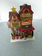 Lemax kersthuisje Deck The Halls Christmas Shop nieuw, Diversen, Kerst, Ophalen of Verzenden, Nieuw