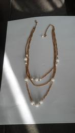 Goudkleurige ketting met enkele witte kralen., Sieraden, Tassen en Uiterlijk, Kettingen, Ophalen of Verzenden, Zo goed als nieuw