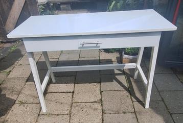 Kleine bureautafel met lade €20 beschikbaar voor biedingen