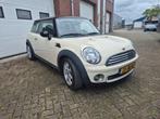 Mini 1.6 16V Cooper 2009 Wit, Defect! Met werk, Auto's, Mini, Voorwielaandrijving, Euro 5, 750 kg, 4 cilinders