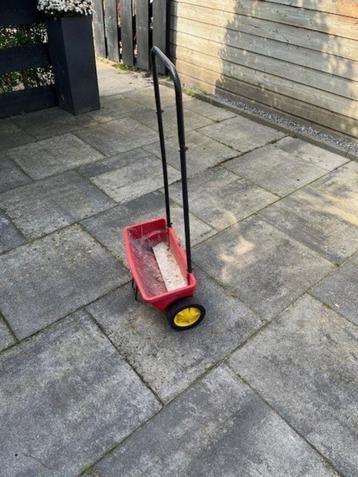 Wolf strooiwagen beschikbaar voor biedingen