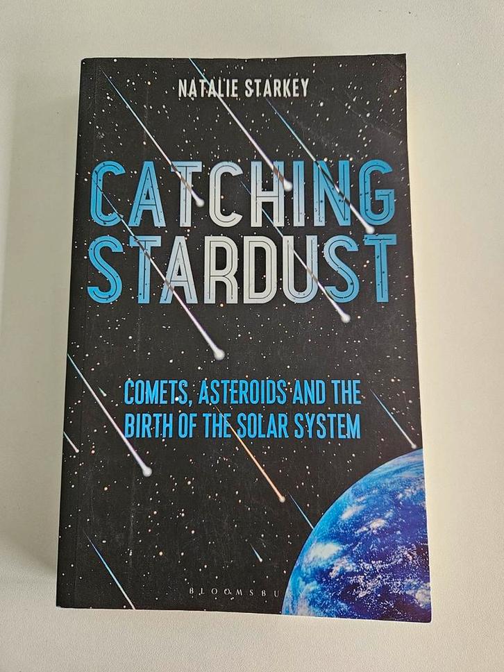 Catching Stardust - Natalie Starkey - Zonnestelsel, Boeken, Wetenschap, Zo goed als nieuw, Natuurwetenschap, Ophalen