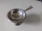 Verzilverde thee zeef met lekbakje, H. Hooijkaas, DE, Ophalen of Verzenden, Gebruikt