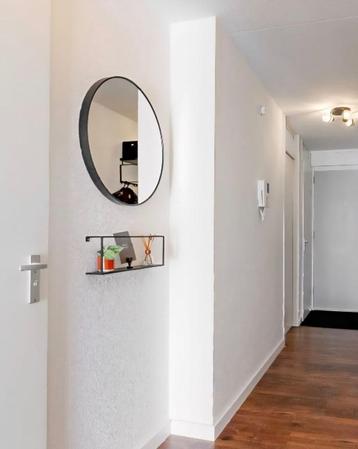 Zwart metalen wandrek – 50x16x8 cm – minimalistisch design beschikbaar voor biedingen