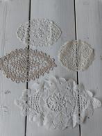 4 Mooie, brocante kleedjes - fijn haakwerk, Antiek en Kunst, Ophalen of Verzenden