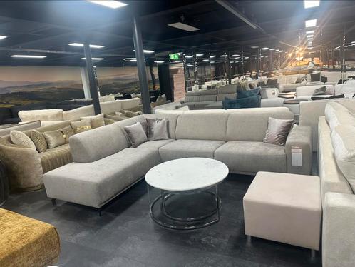 Moderne lichtgrijze hoekbank met brede zitvlakken, Huis en Inrichting, Woonaccessoires | Kussens, Nieuw, Overige vormen, Ophalen of Verzenden