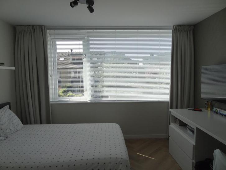 Witte jaloezieën B 220 + B 82.3 x H159, 1 jaar gehangen, Huis en Inrichting, Stoffering | Gordijnen en Lamellen, Zo goed als nieuw