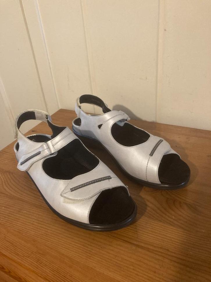 Elegante witte open leren schoenen van Durea, maat 5 / 38, Kleding | Dames, Schoenen, Zo goed als nieuw, Schoenen met lage hakken