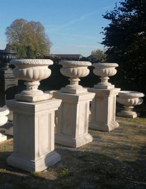 Sierlijke betonnen tuinvazen op betonnen pilaren, Tuin en Terras, Tuinvazen, Nieuw, Ophalen