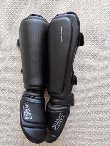 DECATHLON OUTSHOCK - Scheenbeschermers - Maat L beschikbaar voor biedingen