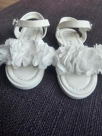 Sandalen witte bloemen maat 20/21 beschikbaar voor biedingen