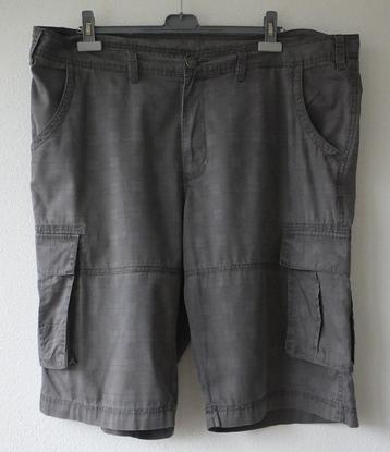 Grijs geruite korte broek, maat 60. beschikbaar voor biedingen