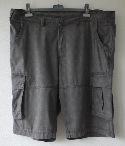 Grijs geruite korte broek, maat 60., Kleding | Heren, Grote Maten, Zo goed als nieuw, Broek of Spijkerbroek, Grijs, Ophalen of Verzenden