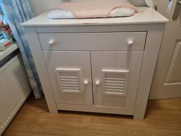 Mooie commode, bedje en kledingkast. beschikbaar voor biedingen