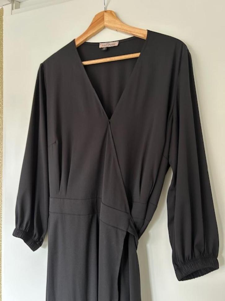 LaDress zwarte Wikkeljurk nicole, Kleding | Dames, Jurken, Nieuw, Maat 46/48 (XL) of groter, Zwart, Onder de knie, Ophalen of Verzenden