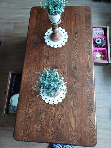 Robuuste salontafel in koloniale stijl beschikbaar voor biedingen