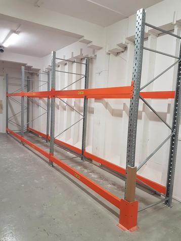Rij stellingen van ruim 10m. liggers van 330cm hoogte 332cm. beschikbaar voor biedingen