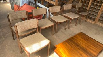 Retro 70’s eetkamerstoelen en tafel. 130x80x80 beschikbaar voor biedingen