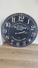 Grote wandklok van old town clocks zwart 60 cm, Ophalen, Gebruikt, Analoog, Wandklok