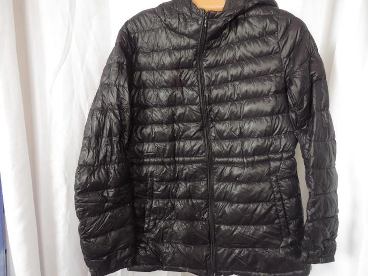 d. blauwe ( bijna zwart ) iets langere dons jas mt M Uniqlo, Kleding | Dames, Jassen | Winter, Gedragen, Maat 38/40 (M), Blauw