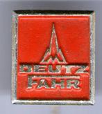 MAGIRUS DEUTZ rood op zilverkl tractor speldje ( E_106a ), Verzamelen, Speldjes, Pins en Buttons, Verzenden, Nieuw, Transport
