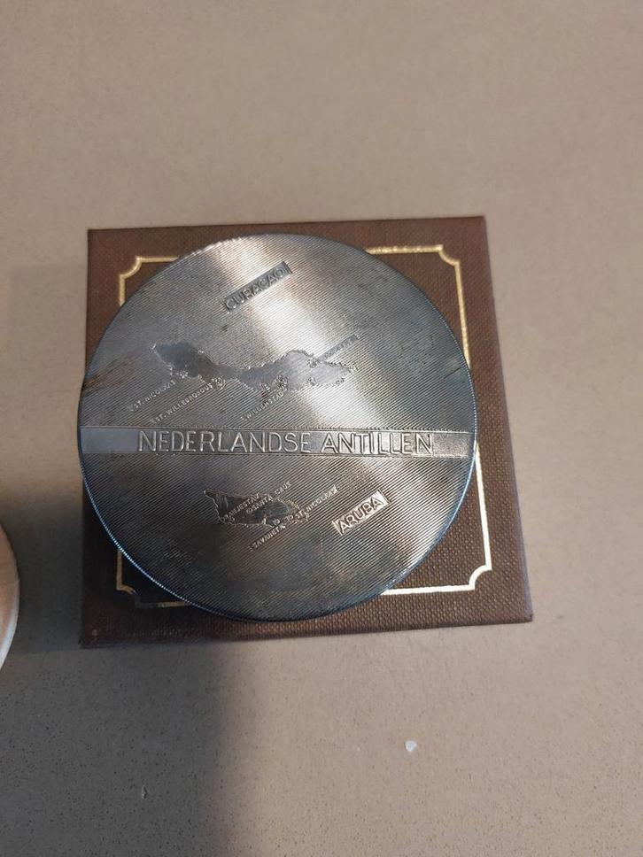Vintage Deens verzilverde poederdoos Antillen gravure, Sieraden, Tassen en Uiterlijk, Uiterlijk | Parfum, Gebruikt, Ophalen of Verzenden