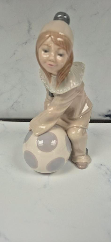 Lladro Meisje met Bal - Porseleinen Figuur, Verzamelen, Beelden en Beeldjes, Zo goed als nieuw, Mens, Ophalen of Verzenden