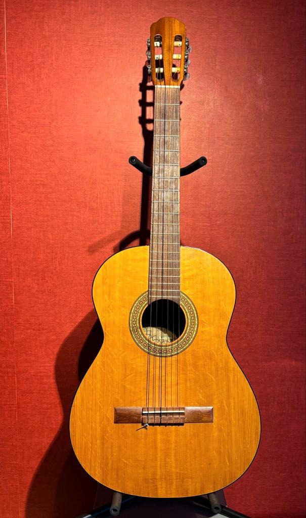 Klassieke gitaar - Klira - mooi massief hout, Muziek en Instrumenten, Snaarinstrumenten | Gitaren | Akoestisch, Gebruikt, Klassieke of Spaanse gitaar