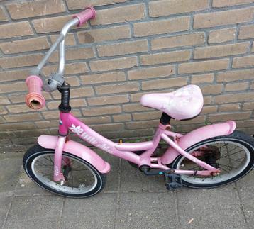 Gebruikte stevige 16 inch roze leerfiets voor meisjes.  beschikbaar voor biedingen