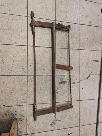 Authentieke houten spanzaag – vintage gereedschap beschikbaar voor biedingen