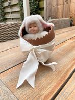 ANNE GEDDES popje konijn in halve chocolade-ei, Kinderen en Baby's, Speelgoed | Poppen, Ophalen of Verzenden, Zo goed als nieuw