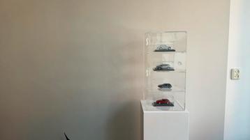 Vitrine kastje voor verzameling of kleine gebaksvitrine beschikbaar voor biedingen